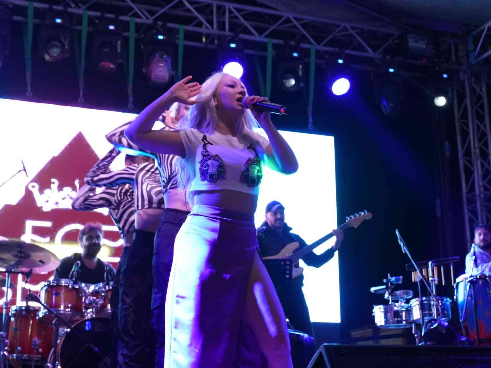 Yalova Üniversitesi’nin Yalova Belediyesi ile birlikte düzenlediği YUNİFESST’22’de sahne alan ünlü şarkıcı Ece Seçkin, festivale damgasını vurdu ...