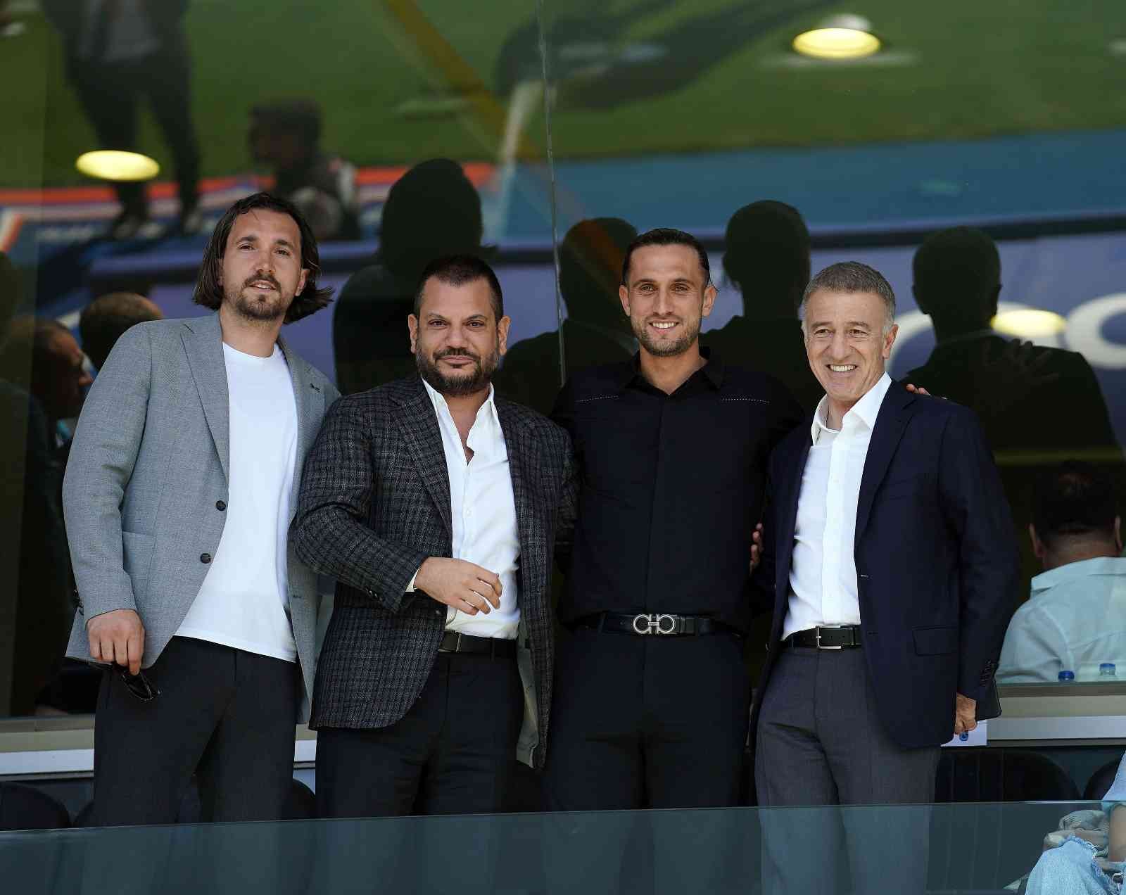 Rusya’nın CSKA Moskova takımında forma giyen Trabzonspor’un eski futbolcusu Yusuf Yazıcı, Medipol Başakşehir-Trabzonspor maçını protokol ...