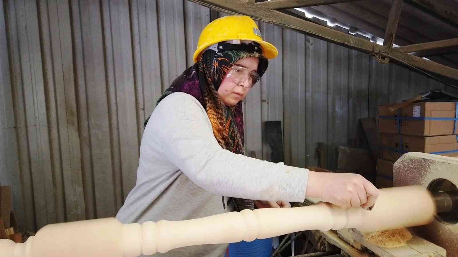 Balıkesir’in Dursunbey ilçesinde 38 yaşındaki iki çocuk annesi Kezban Varol, ağaç sanayisinde çalışan tek kadın tornacı olarak dikkat çekiyor ...