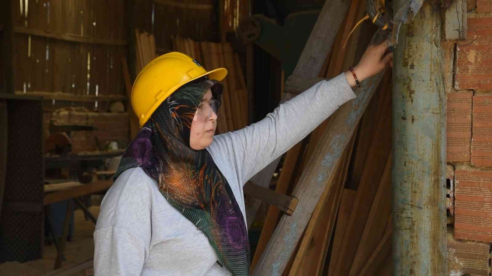 Balıkesir’in Dursunbey ilçesinde 38 yaşındaki iki çocuk annesi Kezban Varol, ağaç sanayisinde çalışan tek kadın tornacı olarak dikkat çekiyor ...