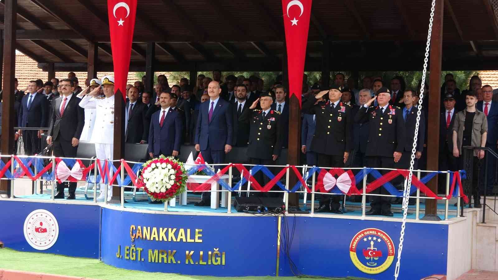 Çanakkale Jandarma Eğitim Merkez Komutanlığındaki 387. Dönem Meslek Sınıfı Yedek Subay Mezuniyet töreninde konuşan İçişleri Bakanı Süleyman Soylu ...