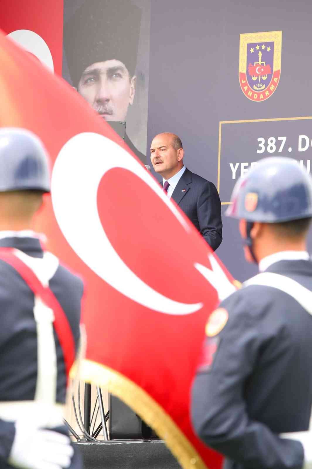 Çanakkale Jandarma Eğitim Merkez Komutanlığındaki 387. Dönem Meslek Sınıfı Yedek Subay Mezuniyet töreninde konuşan İçişleri Bakanı Süleyman Soylu ...