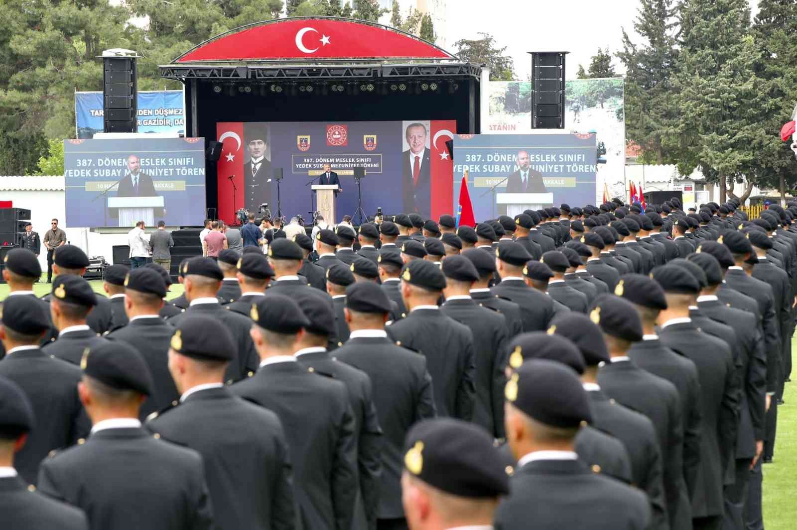 Çanakkale Jandarma Eğitim Merkez Komutanlığındaki 387. Dönem Meslek Sınıfı Yedek Subay Mezuniyet töreninde konuşan İçişleri Bakanı Süleyman Soylu ...