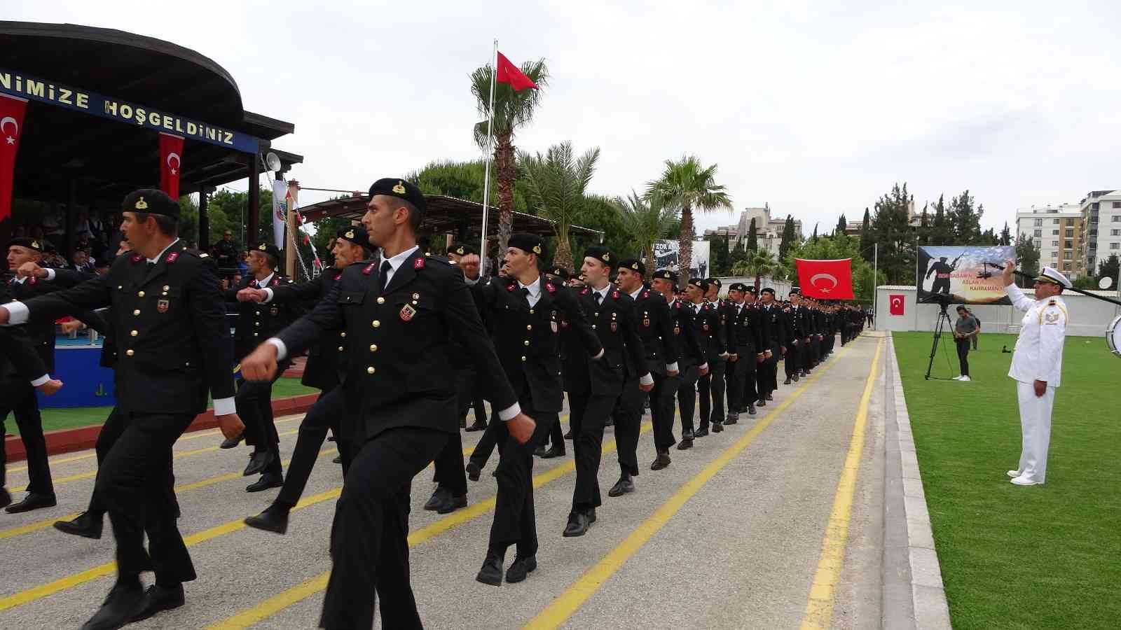 Çanakkale Jandarma Eğitim Merkez Komutanlığındaki 387. Dönem Meslek Sınıfı Yedek Subay Mezuniyet töreninde konuşan İçişleri Bakanı Süleyman Soylu ...