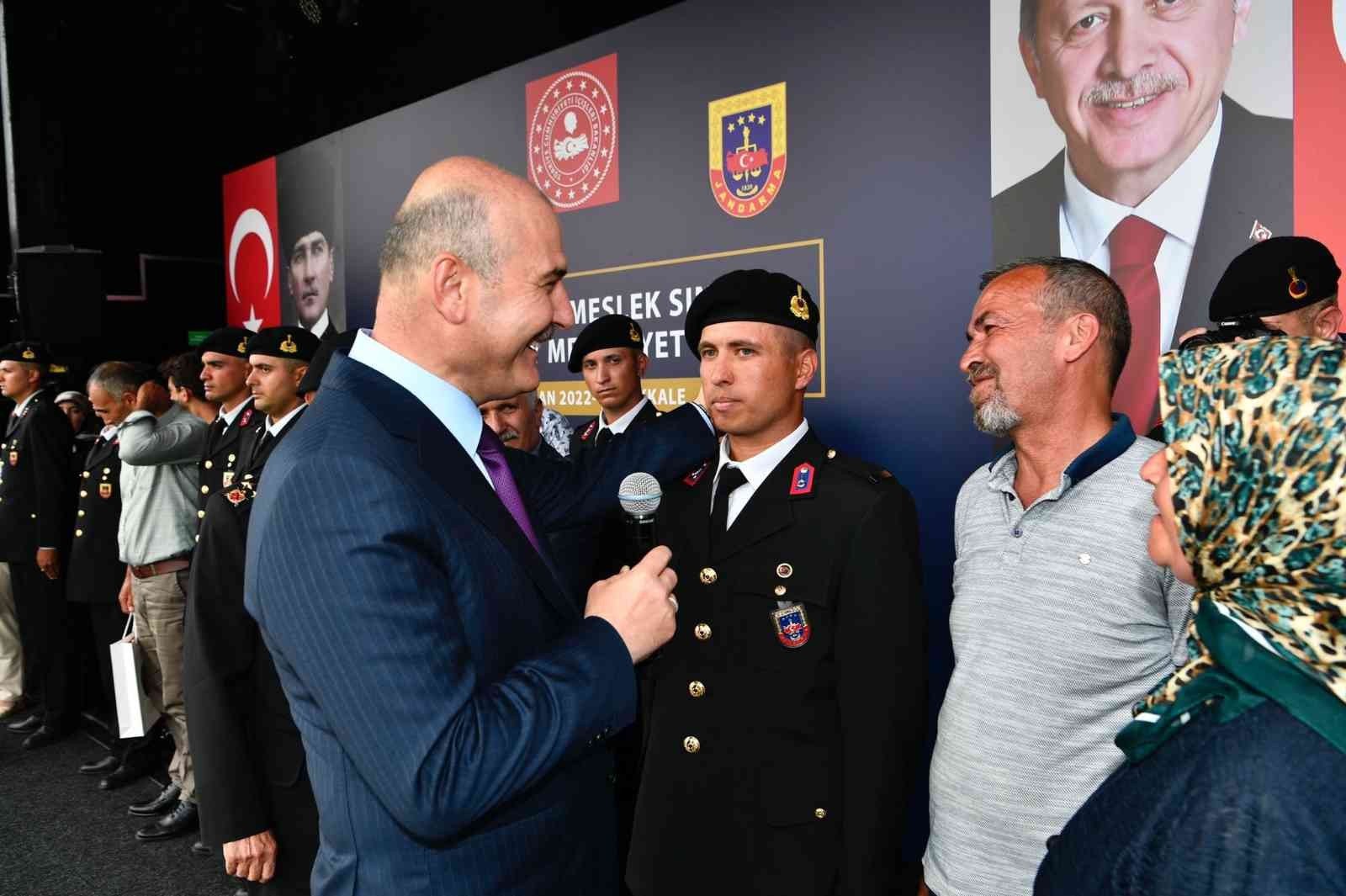 Çanakkale Jandarma Eğitim Merkez Komutanlığındaki 387. Dönem Meslek Sınıfı Yedek Subay Mezuniyet töreninde konuşan İçişleri Bakanı Süleyman Soylu ...