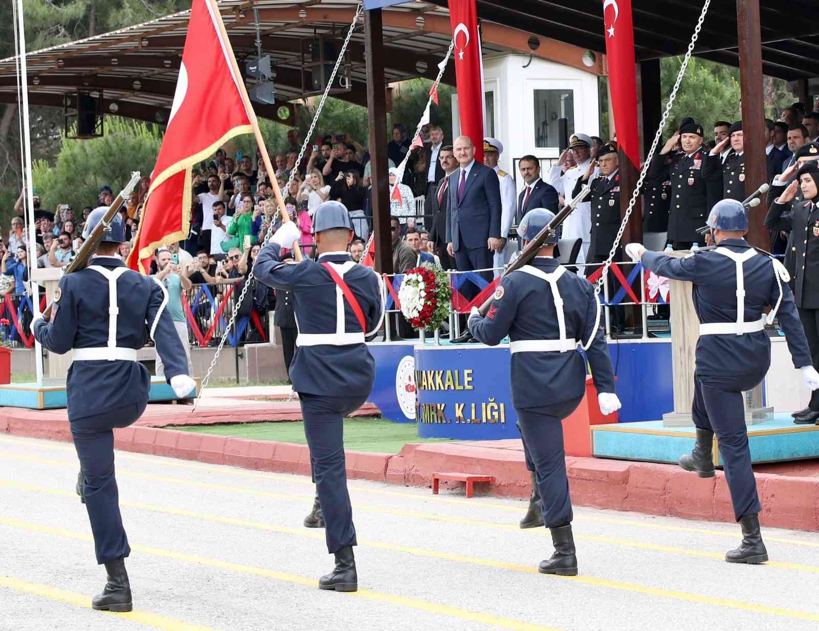 Çanakkale Jandarma Eğitim Merkez Komutanlığındaki 387. Dönem Meslek Sınıfı Yedek Subay Mezuniyet töreninde konuşan İçişleri Bakanı Süleyman Soylu ...