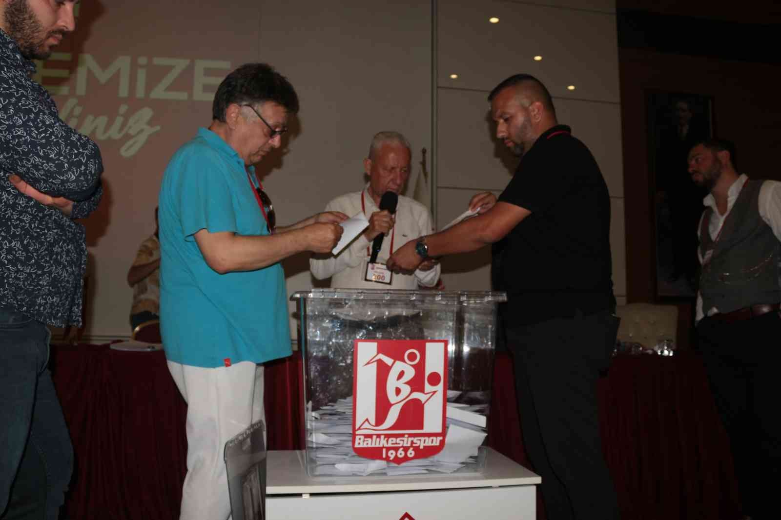 Spor Toto 1. Ligi’nde istediği sonuçları alamayarak 2. Lige düşen Balıkesirspor olağan genel kurulunu gerçekleştirdi. İki listenin yarıştığı ...