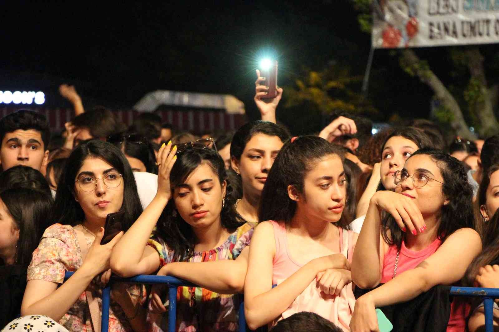 Balıkesir’in Bandırma ilçesinde 31. Uluslararası Bandırma Kuşcenneti Kültür ve Turizm Festivalinde ünlü pop yıldızı Simge Sağın sahne aldı. 31 ...
