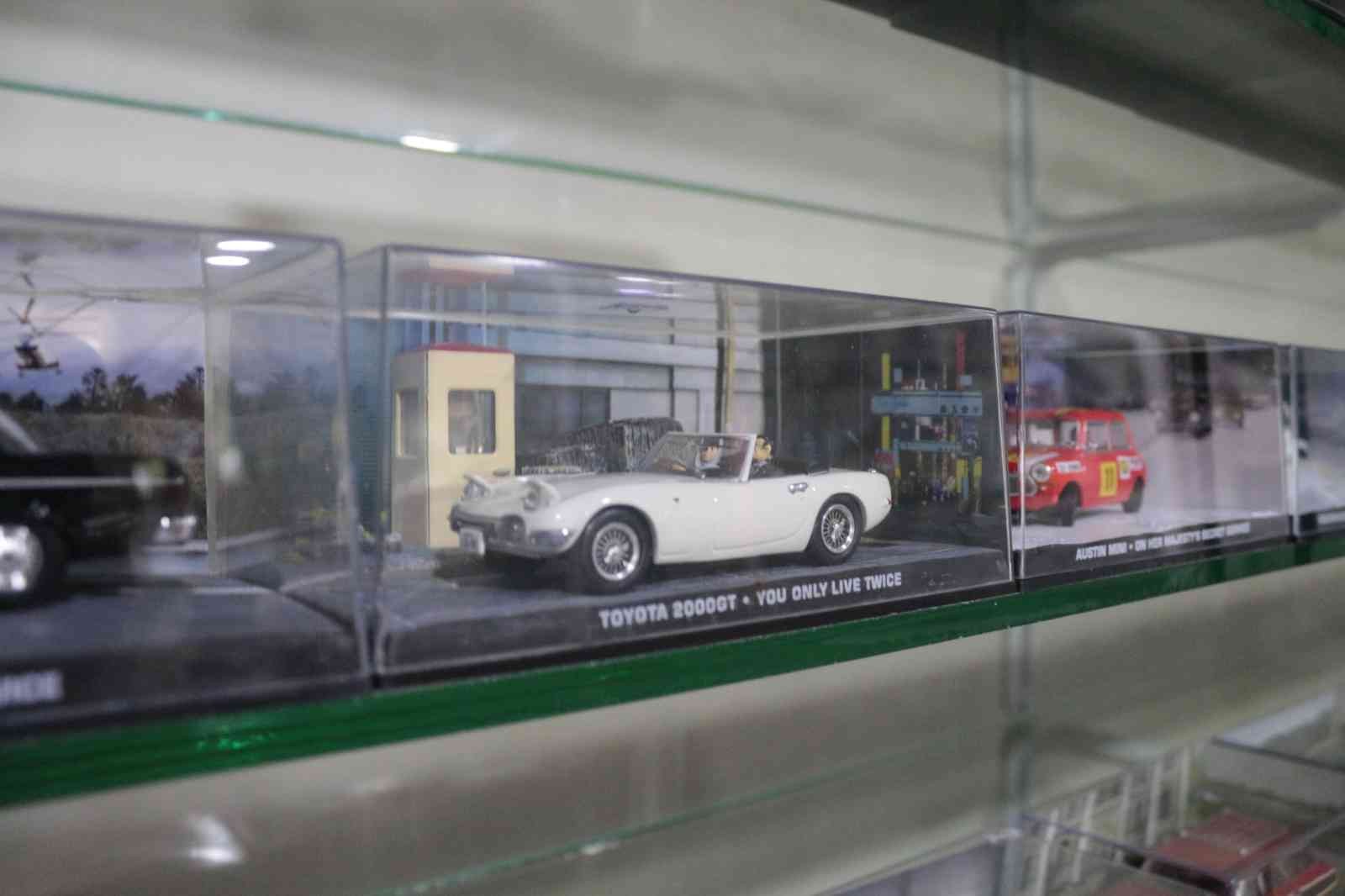 Balıkesir’de Küçük Sanayi Sitesi’nde işyeri bulunan Murat Çelen 14 yıldır devam ettiği model araba koleksiyonunda 1000’in üzerinde arabaya ulaştı ...