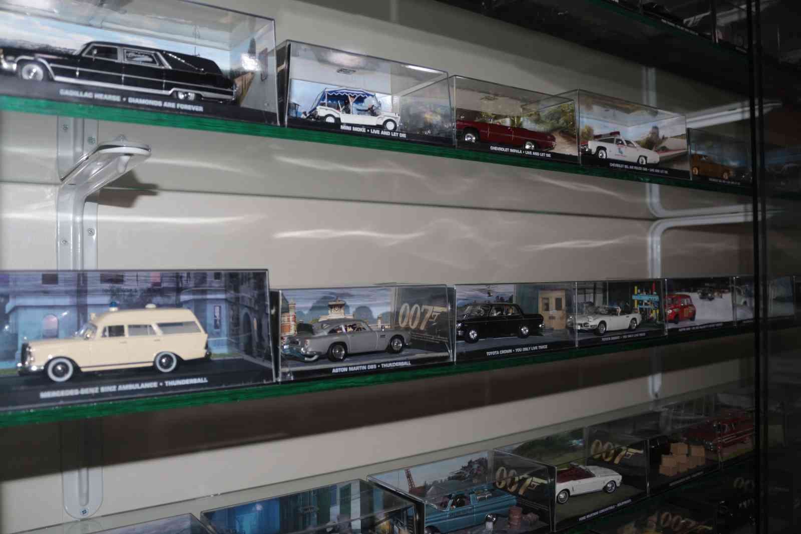 Balıkesir’de Küçük Sanayi Sitesi’nde işyeri bulunan Murat Çelen 14 yıldır devam ettiği model araba koleksiyonunda 1000’in üzerinde arabaya ulaştı ...
