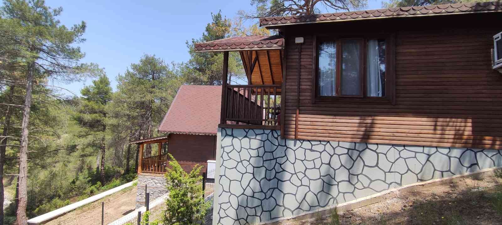 Bu yaz doğa tatilleri moda Bu yıl yüksek fiyattan dolayı Ege ve Akdeniz kıyılarına gidemeyenler doğa tatillerini tercih ediyor. Harmancık ilçesinde bulunan Bungalov evler ...