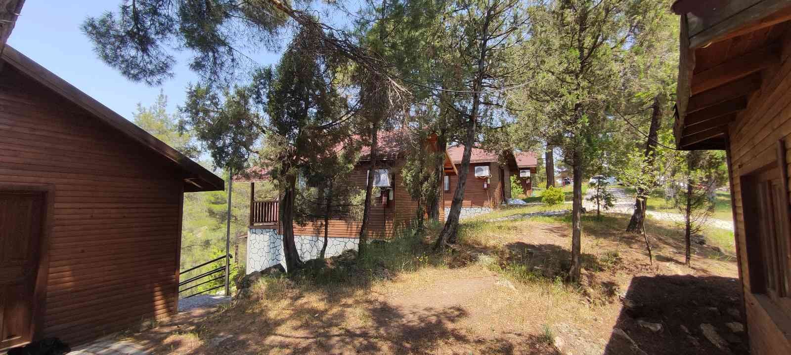 Bu yaz doğa tatilleri moda Bu yıl yüksek fiyattan dolayı Ege ve Akdeniz kıyılarına gidemeyenler doğa tatillerini tercih ediyor. Harmancık ilçesinde bulunan Bungalov evler ...