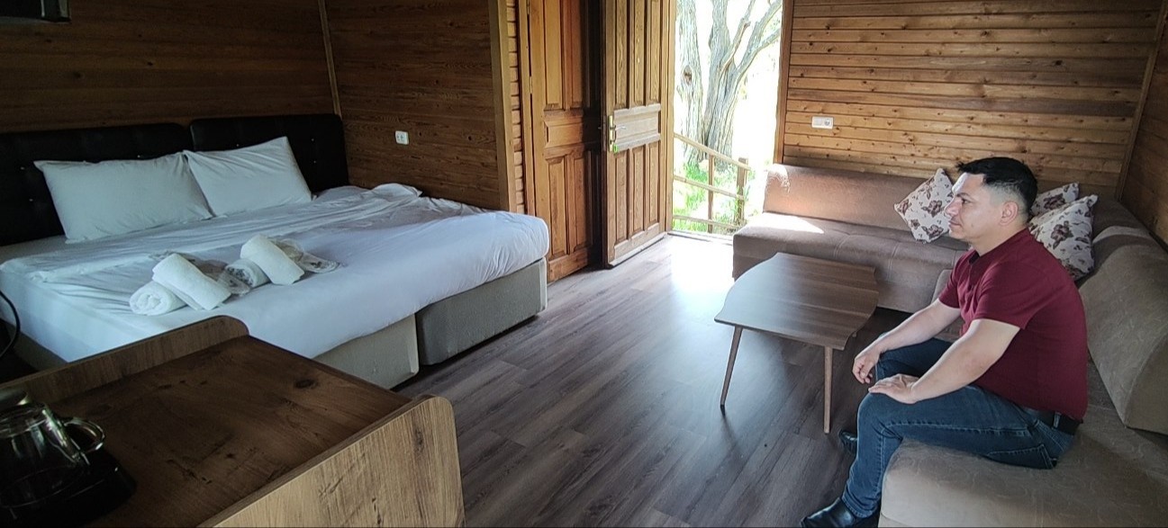 Bu yaz doğa tatilleri moda Bu yıl yüksek fiyattan dolayı Ege ve Akdeniz kıyılarına gidemeyenler doğa tatillerini tercih ediyor. Harmancık ilçesinde bulunan Bungalov evler ...