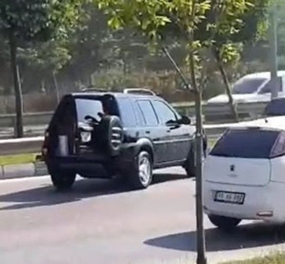 Bursa’da kadın sürücüden insanlık dersi Bursa’da ana yoldan karşıya geçen köpeğe çarpan kadın sürücü gözyaşlarına boğulurken, arabasına koyarak veterinere götürdü. Olay, saat 12.00 ...