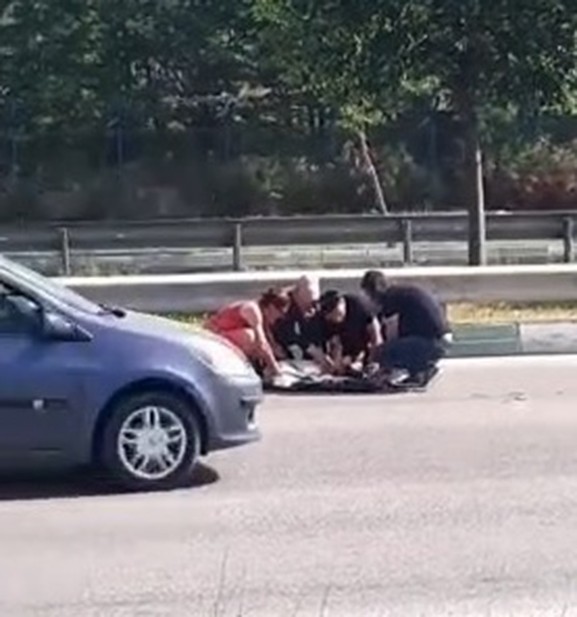 Bursa’da ana yoldan karşıya geçen köpeğe çarpan kadın sürücü gözyaşlarına boğulurken, arabasına koyarak veterinere götürdü. Olay, saat 12.00 ...