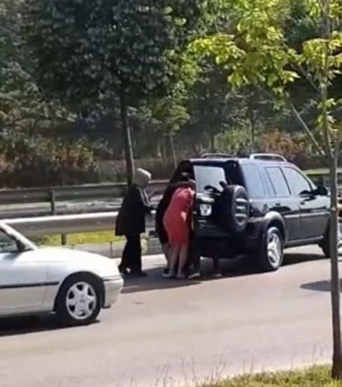 Bursa’da kadın sürücüden insanlık dersi Bursa’da ana yoldan karşıya geçen köpeğe çarpan kadın sürücü gözyaşlarına boğulurken, arabasına koyarak veterinere götürdü. Olay, saat 12.00 ...