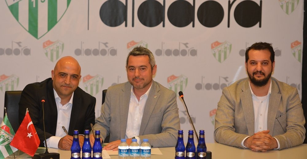 Bursaspor Kulübü’nün yeni forma tedarikçisi Diadora oldu. Başkan Ömer Furkan Banaz, “Bizlere göstermiş oldukları kolaylıklardan dolayı Bursaspor ...