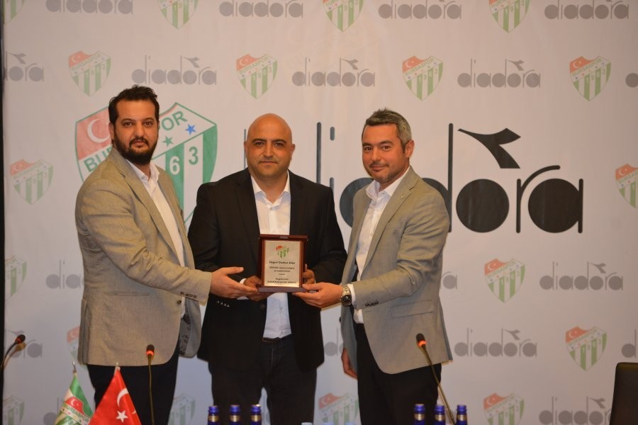 Bursaspor Kulübü’nün yeni forma tedarikçisi Diadora oldu. Başkan Ömer Furkan Banaz, “Bizlere göstermiş oldukları kolaylıklardan dolayı Bursaspor ...