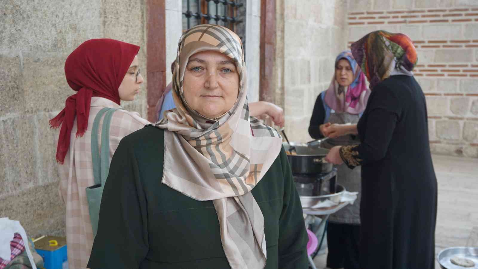 Cami avlusunda satışa sunulan ürünlere yoğun ilgi Edirne İl Müftülüğü Hüma Hatun Hafızlık Kız Kur’an Kursu tarafından yurdun bakım ve onarımı için organize edilen hayır panayırına yoğun ilgi ...