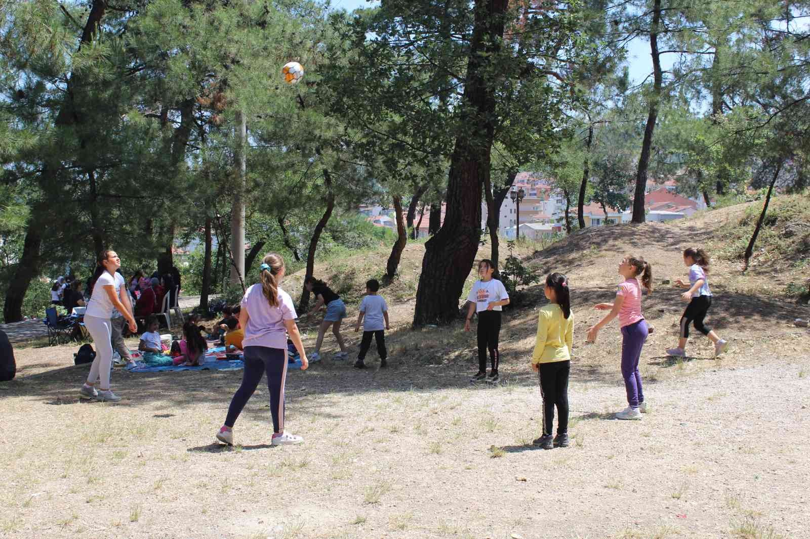 Çanakkale Çan Cumhuriyet İlkokulu öğrencileri piknikte buluştu. Çan Cumhuriyet İlkokulunun tüm öğrencileri ve veliler bu yıl 5’incisi düzenlenen ...