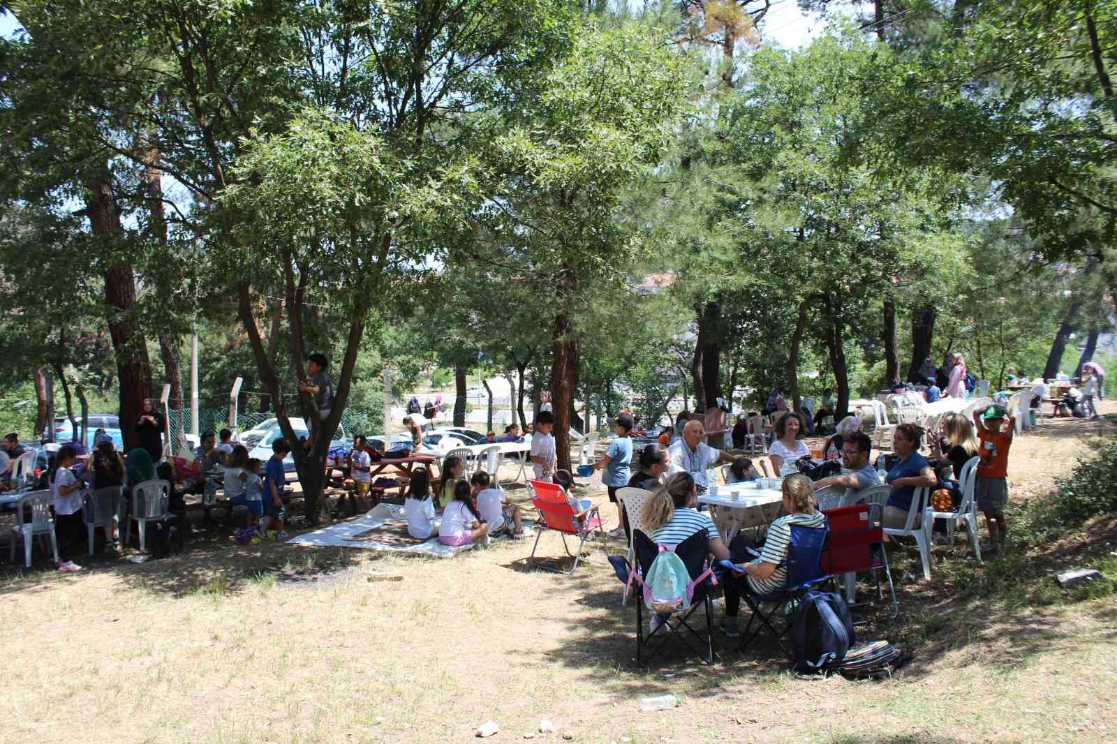 Çanakkale Çan Cumhuriyet İlkokulu öğrencileri piknikte buluştu. Çan Cumhuriyet İlkokulunun tüm öğrencileri ve veliler bu yıl 5’incisi düzenlenen ...