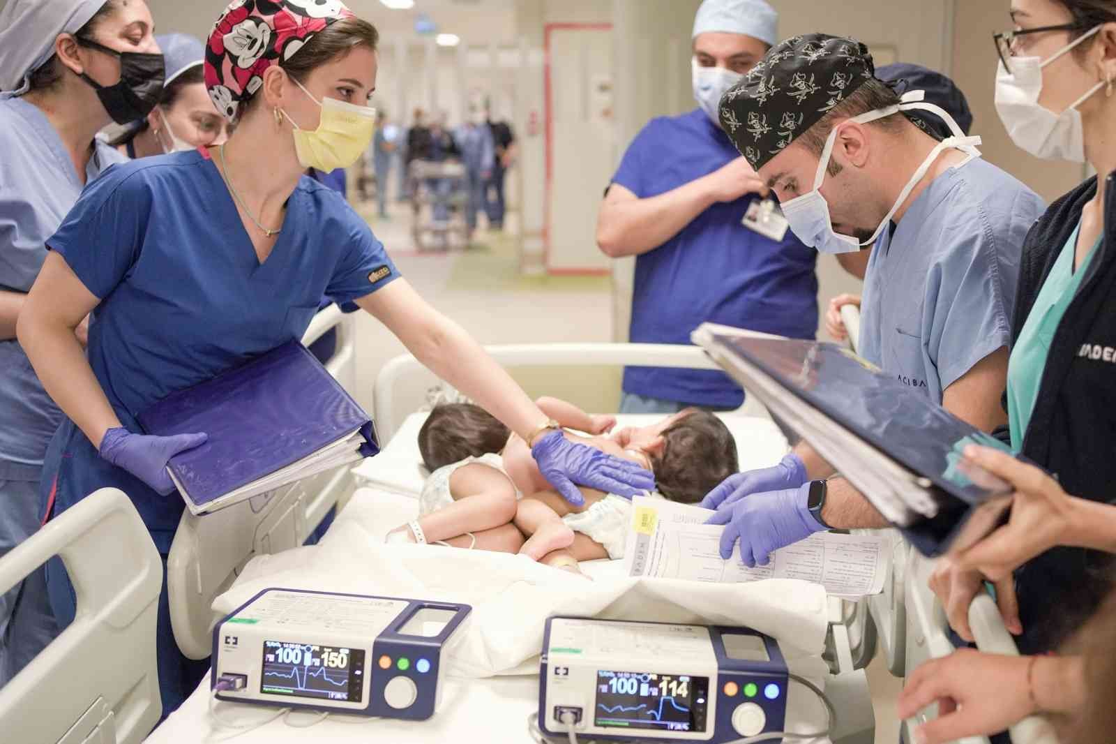 Cezayirli siyam ikizi bebekler, İstanbul’da gerçekleştirilen operasyonla ayrıldı. Ayrı kalplere sahip olup göğüs kemiğinden birbirine yapışık ...