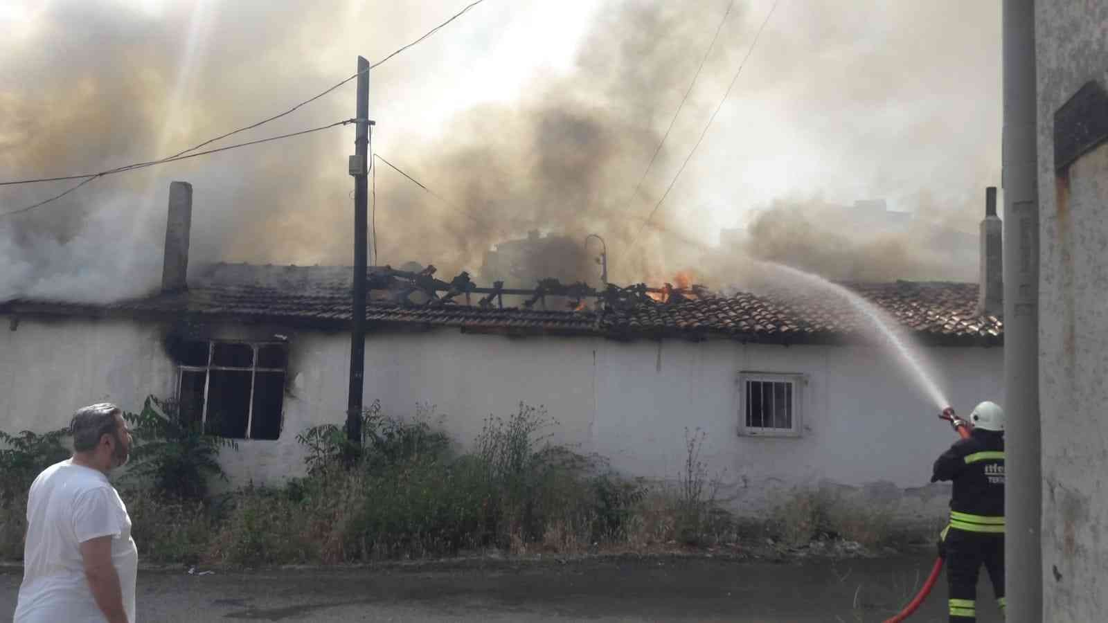 Çorlu’da yan yana 4 ayrı ev alev alev yandı Tekirdağ’ın Çorlu ilçesinde yan yana bulunan tek katlı 4 ayrı ev alev alev yanarak kullanılamaz hale geldi. Olay, Hıdırağa Mahallesi Kiremithane ...