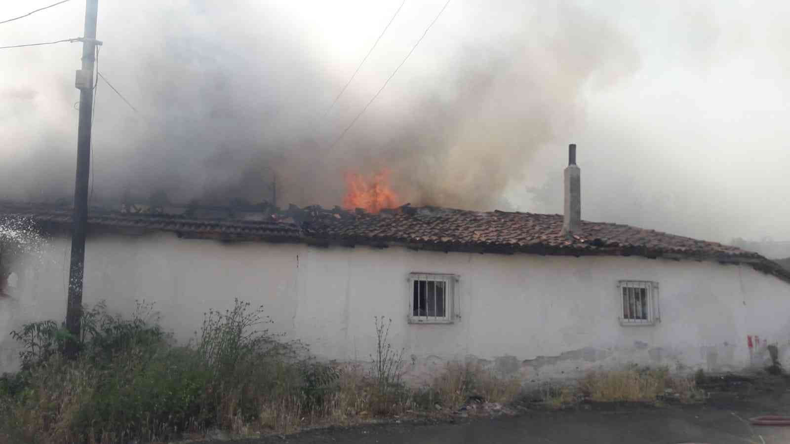 Çorlu’da yan yana 4 ayrı ev alev alev yandı Tekirdağ’ın Çorlu ilçesinde yan yana bulunan tek katlı 4 ayrı ev alev alev yanarak kullanılamaz hale geldi. Olay, Hıdırağa Mahallesi Kiremithane ...