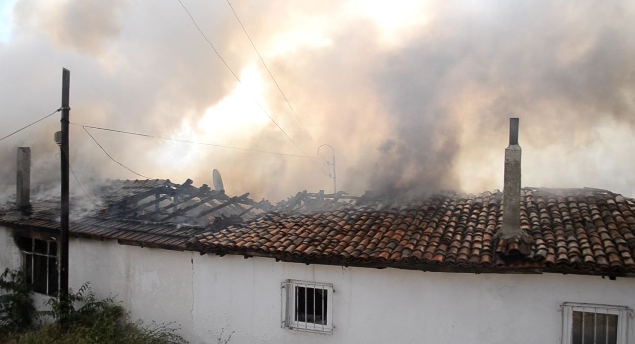 Çorlu’da yan yana 4 ayrı ev alev alev yandı Tekirdağ’ın Çorlu ilçesinde yan yana bulunan tek katlı 4 ayrı ev alev alev yanarak kullanılamaz hale geldi. Olay, Hıdırağa Mahallesi Kiremithane ...