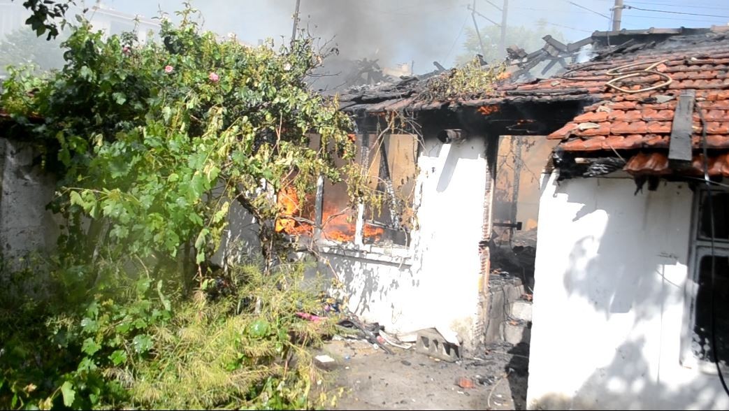 Çorlu’da yan yana 4 ayrı ev alev alev yandı Tekirdağ’ın Çorlu ilçesinde yan yana bulunan tek katlı 4 ayrı ev alev alev yanarak kullanılamaz hale geldi. Olay, Hıdırağa Mahallesi Kiremithane ...