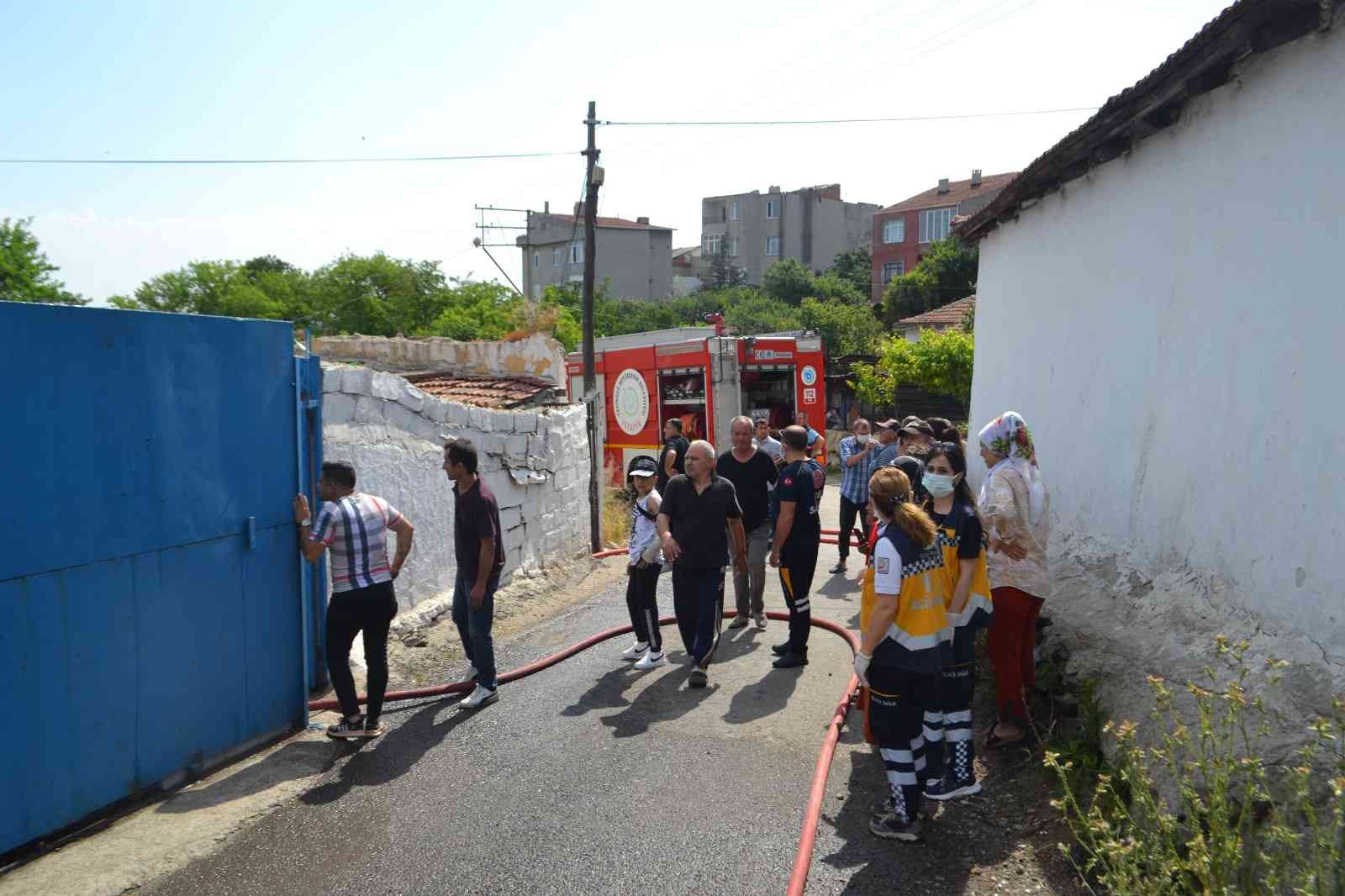 Çorlu’da yan yana 4 ayrı ev alev alev yandı Tekirdağ’ın Çorlu ilçesinde yan yana bulunan tek katlı 4 ayrı ev alev alev yanarak kullanılamaz hale geldi. Olay, Hıdırağa Mahallesi Kiremithane ...