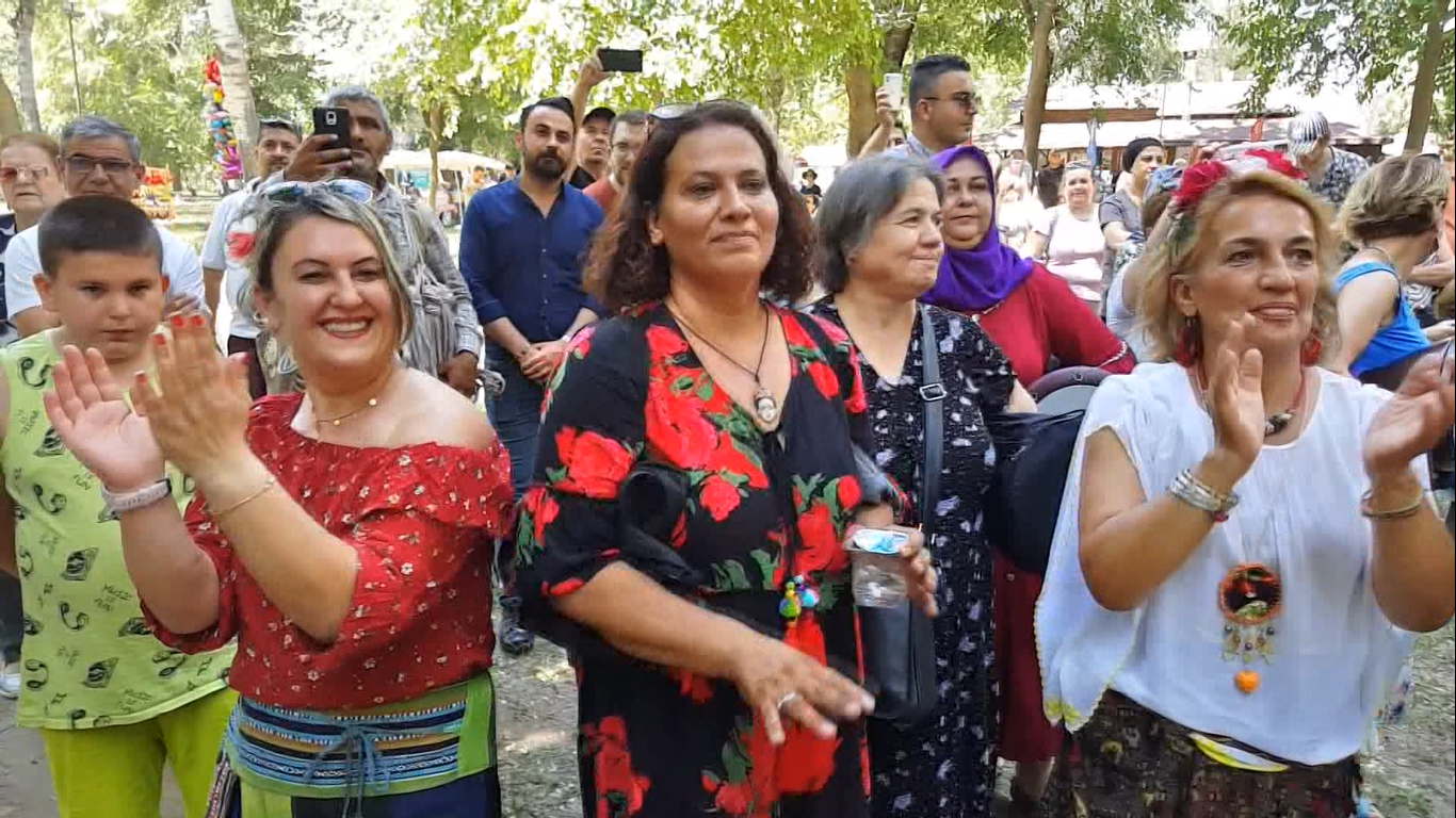 Edirne’de 9/8’lik şov Edirne’de bu yıl ilki gerçekleştirilen ”9/8’lik Festival’de” vatandaşlar oyun havaları eşliğinde doyasıya eğlenerek renkli görüntüler oluşturdu ...