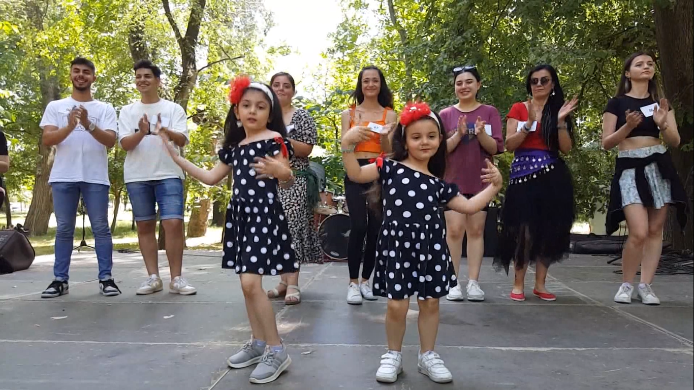 Edirne’de 9/8’lik şov Edirne’de bu yıl ilki gerçekleştirilen ”9/8’lik Festival’de” vatandaşlar oyun havaları eşliğinde doyasıya eğlenerek renkli görüntüler oluşturdu ...