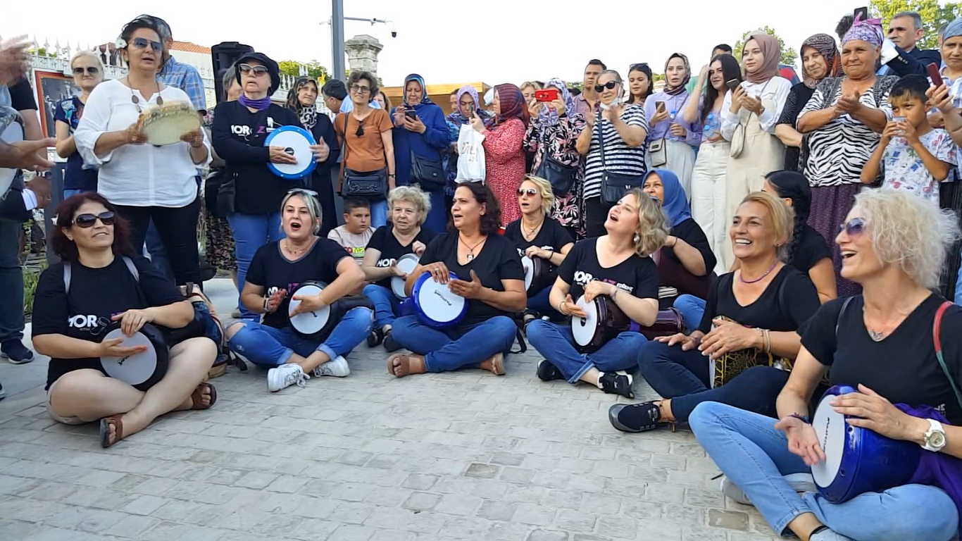 Edirne’de 9/8’lik şov Edirne’de bu yıl ilki gerçekleştirilen ”9/8’lik Festival’de” vatandaşlar oyun havaları eşliğinde doyasıya eğlenerek renkli görüntüler oluşturdu ...