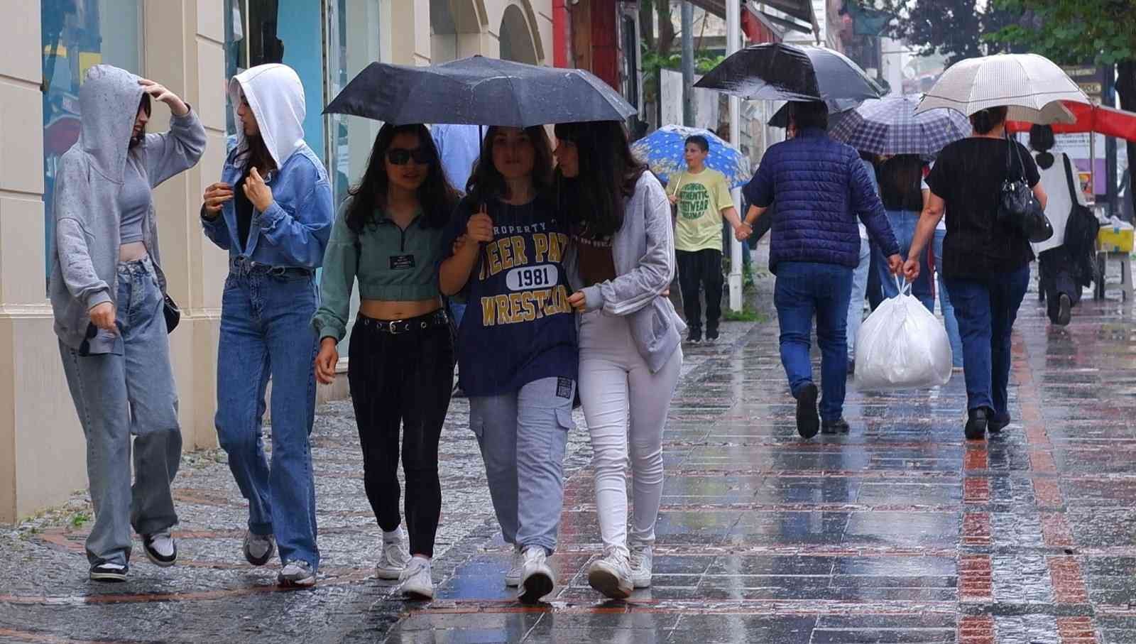 Meteoroloji Genel Müdürlüğü’nün günlerdir kuvvetli yağış uyarısında bulunduğu Edirne’de başlayan gök gürültülü sağanak hayatı olumsuz etkiliyor ...