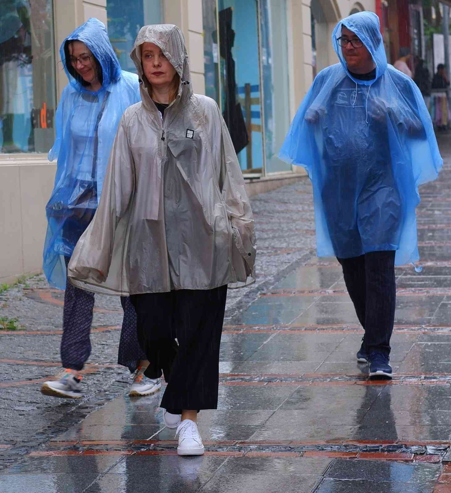 Meteoroloji Genel Müdürlüğü’nün günlerdir kuvvetli yağış uyarısında bulunduğu Edirne’de başlayan gök gürültülü sağanak hayatı olumsuz etkiliyor ...