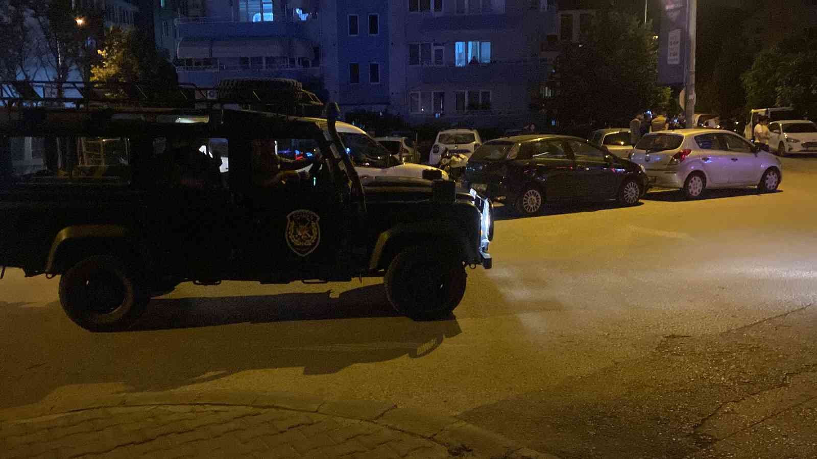 Edirne’de silahlı saldırı: 1 yaralı Edirne’de bir barın önünden araçtan açılan silahlı saldırıda 1 kişi yaralandı. Edinilen bilgiye göre, Edirne’nin 1. Murat Mahallesi Haşim İşcan ...