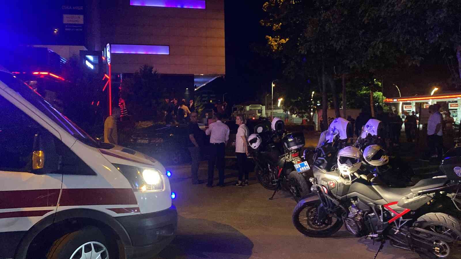 Edirne’de silahlı saldırı: 1 yaralı Edirne’de bir barın önünden araçtan açılan silahlı saldırıda 1 kişi yaralandı. Edinilen bilgiye göre, Edirne’nin 1. Murat Mahallesi Haşim İşcan ...