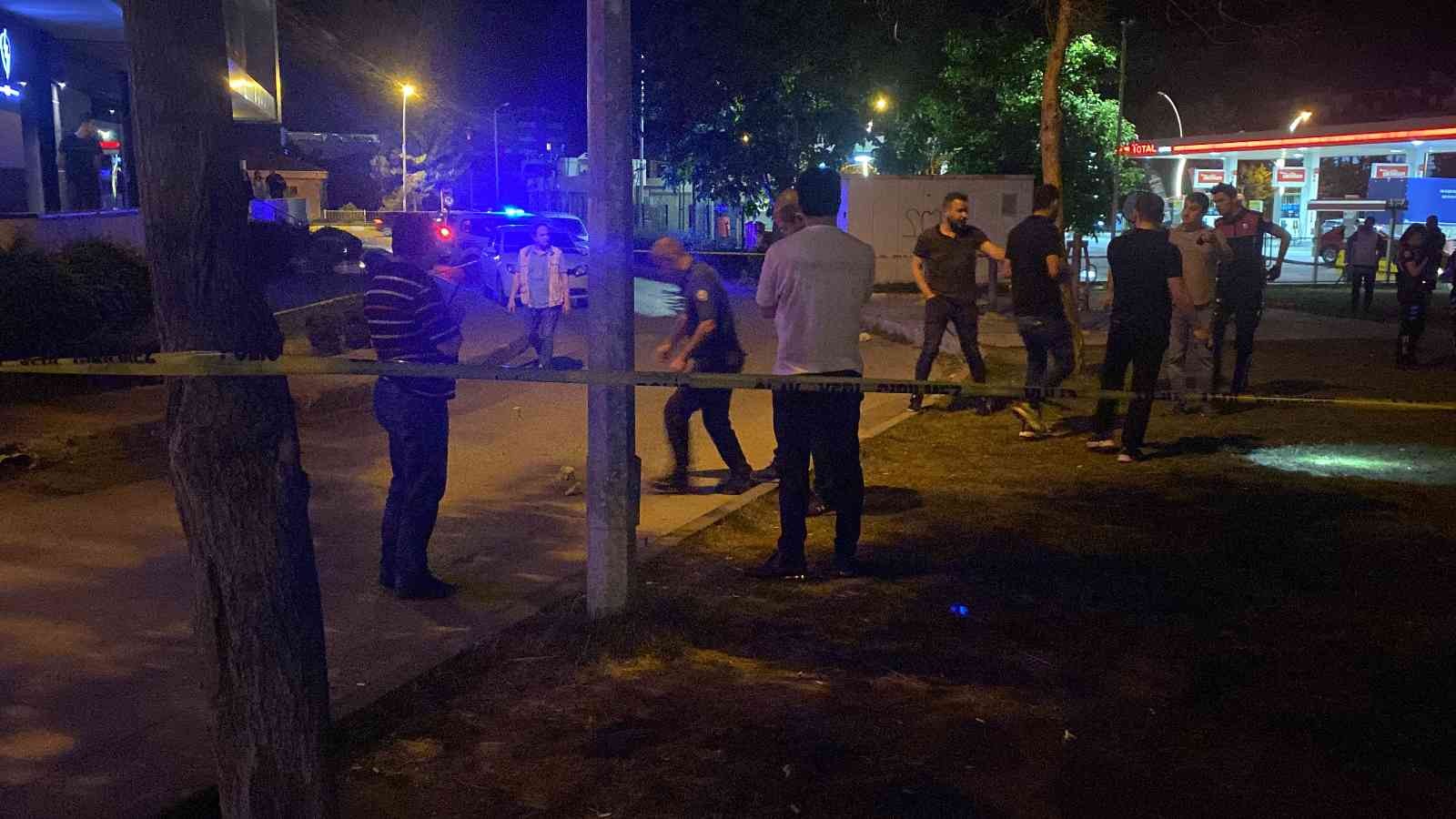 Edirne’de silahlı saldırı: 1 yaralı Edirne’de bir barın önünden araçtan açılan silahlı saldırıda 1 kişi yaralandı. Edinilen bilgiye göre, Edirne’nin 1. Murat Mahallesi Haşim İşcan ...