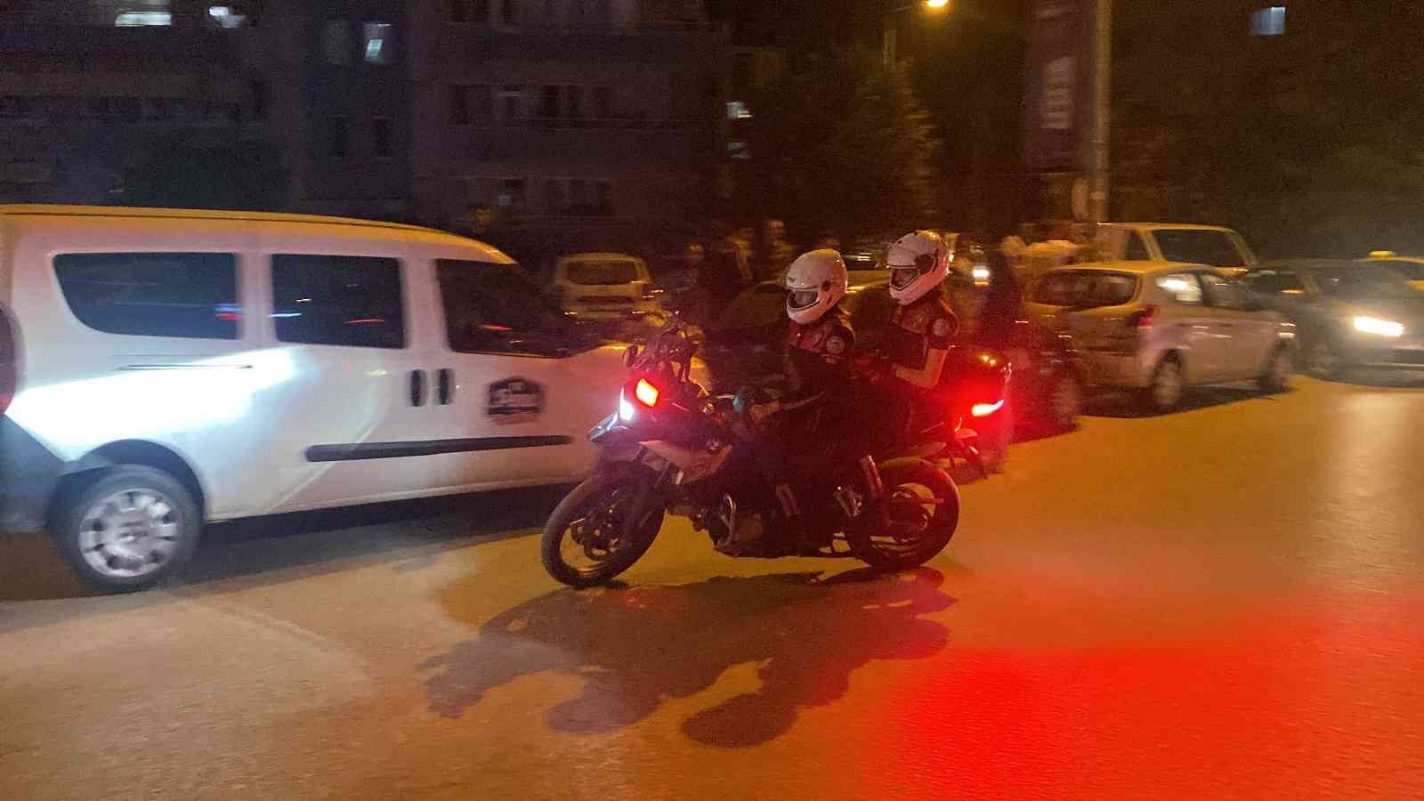 Edirne’de silahlı saldırı: 1 yaralı Edirne’de bir barın önünden araçtan açılan silahlı saldırıda 1 kişi yaralandı. Edinilen bilgiye göre, Edirne’nin 1. Murat Mahallesi Haşim İşcan ...