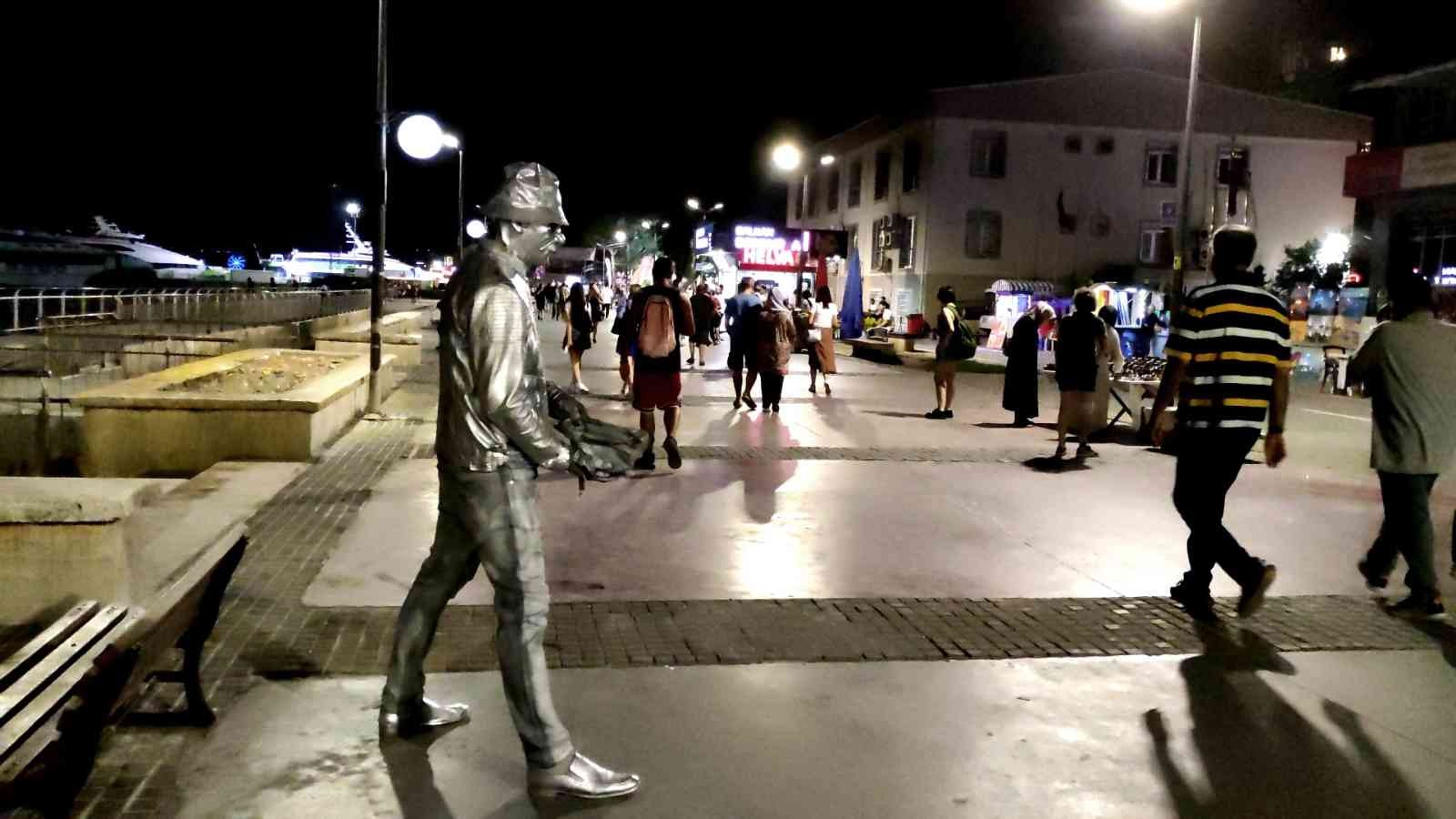 Ekmeğini hareket etmeyerek çıkartıyor Bursa’da canlı heykel sanatçısı Erkan Öner: saatlerce kıpırdamadan durarak ekmeğini çıkartıyor. "Canlı heykel sanatçılığına" başlayan ve bir ...