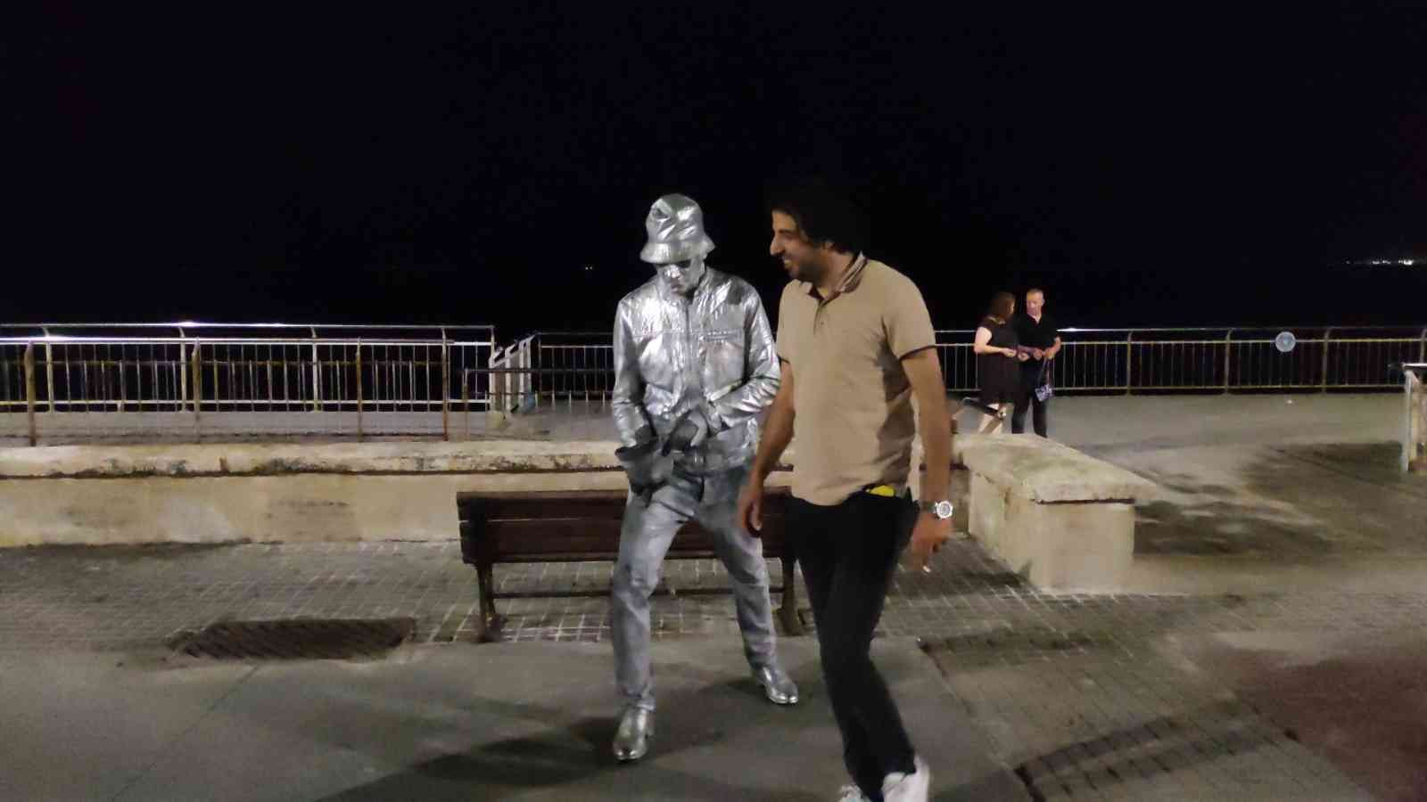 Ekmeğini hareket etmeyerek çıkartıyor Bursa’da canlı heykel sanatçısı Erkan Öner: saatlerce kıpırdamadan durarak ekmeğini çıkartıyor. "Canlı heykel sanatçılığına" başlayan ve bir ...