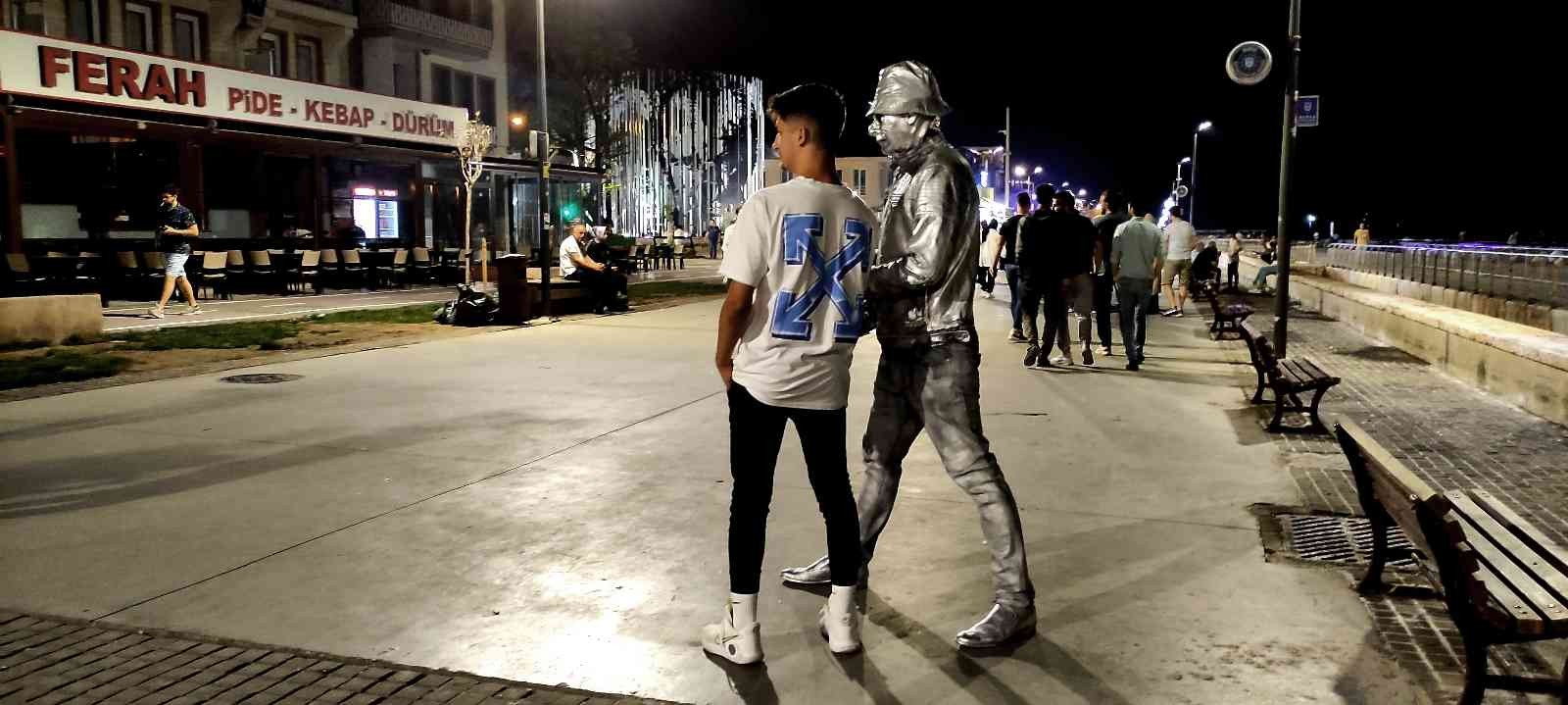 Ekmeğini hareket etmeyerek çıkartıyor Bursa’da canlı heykel sanatçısı Erkan Öner: saatlerce kıpırdamadan durarak ekmeğini çıkartıyor. "Canlı heykel sanatçılığına" başlayan ve bir ...