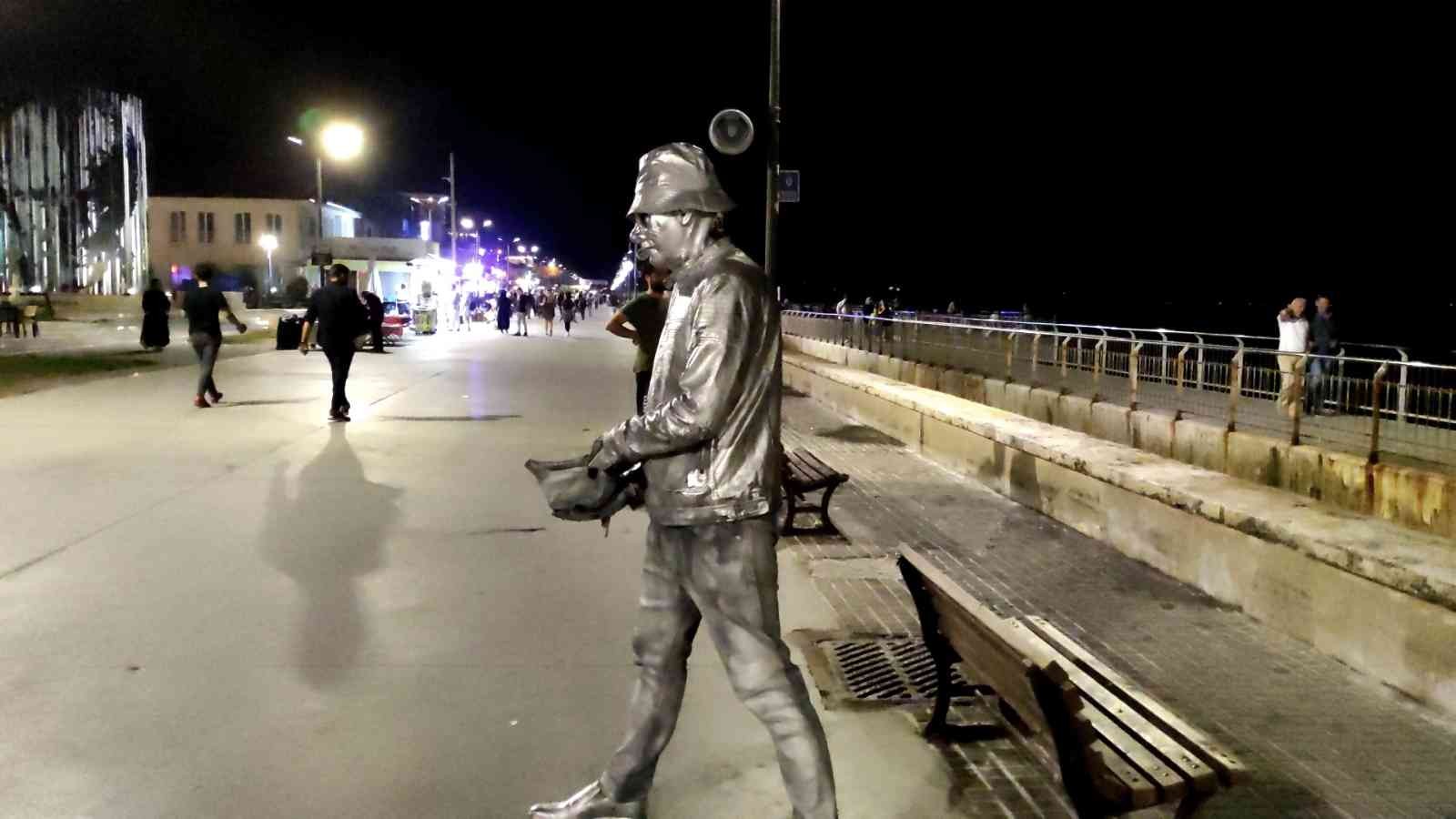 Ekmeğini hareket etmeyerek çıkartıyor Bursa’da canlı heykel sanatçısı Erkan Öner: saatlerce kıpırdamadan durarak ekmeğini çıkartıyor. "Canlı heykel sanatçılığına" başlayan ve bir ...