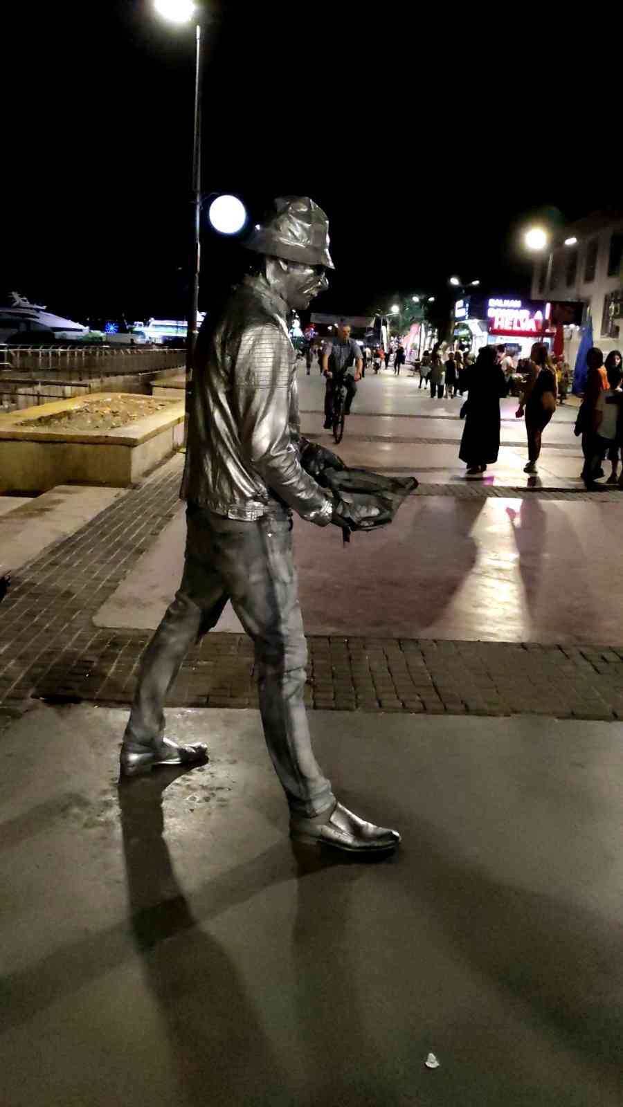 Ekmeğini hareket etmeyerek çıkartıyor Bursa’da canlı heykel sanatçısı Erkan Öner: saatlerce kıpırdamadan durarak ekmeğini çıkartıyor. "Canlı heykel sanatçılığına" başlayan ve bir ...
