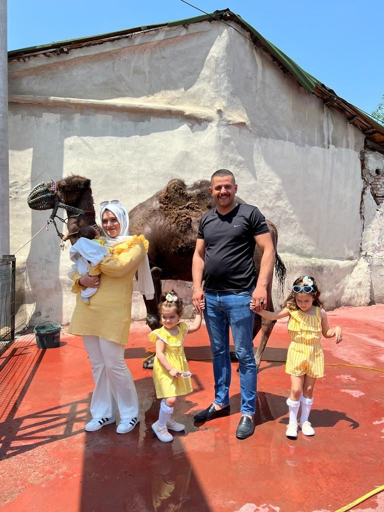 Sakarya’nın Geyve ilçesinde esnaflık yapan ve erkek çocuğu olduğu takdirde deve kurban etme adağında bulunan şahıs, sözünü tuttu. Aflal ve Afra ...