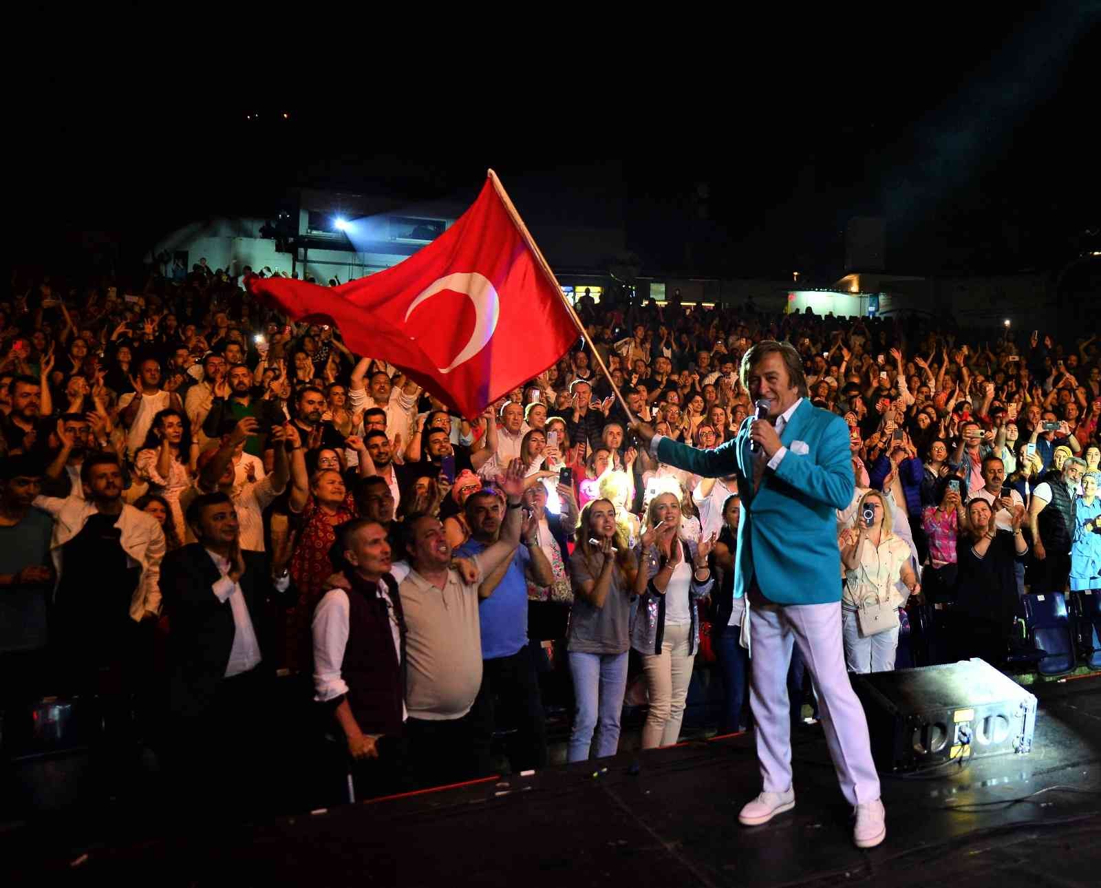 Türk pop müziğinin duayeni Erol Evgin, yaz turnesinin startını dün akşam Bursa Kültürpark Açıkhava Tiyatrosu’nda düzenlenen konseriyle verdi ...