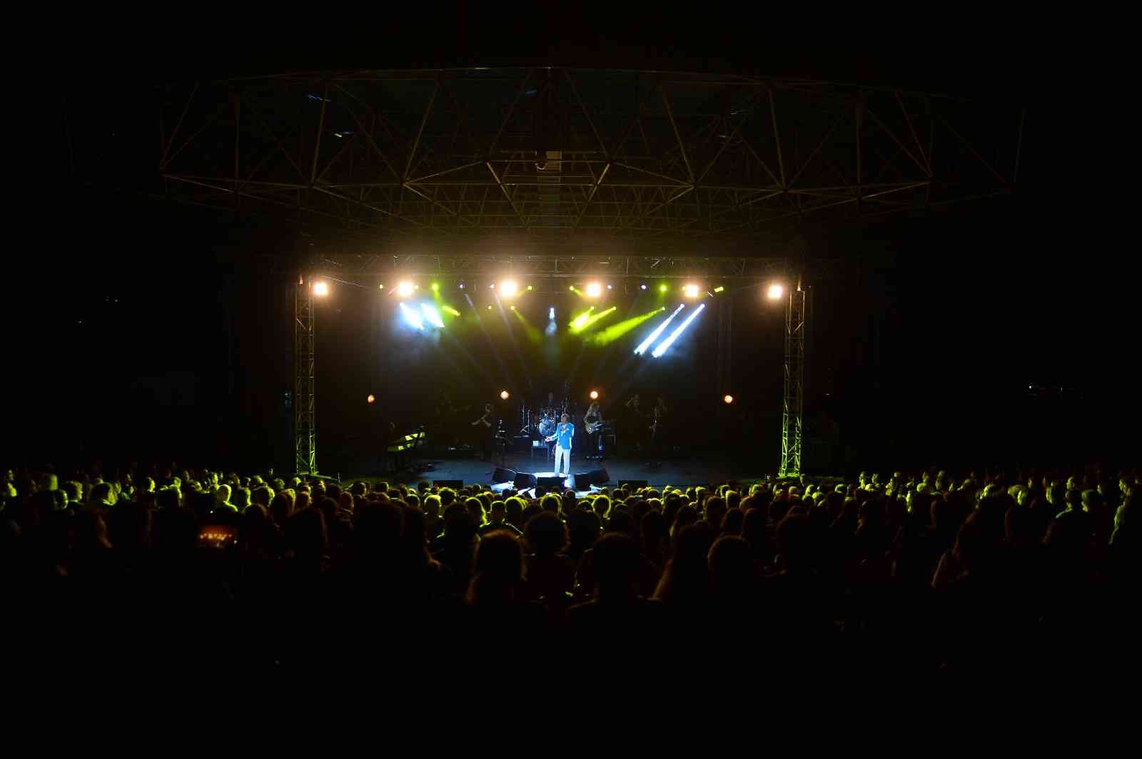 Türk pop müziğinin duayeni Erol Evgin, yaz turnesinin startını dün akşam Bursa Kültürpark Açıkhava Tiyatrosu’nda düzenlenen konseriyle verdi ...