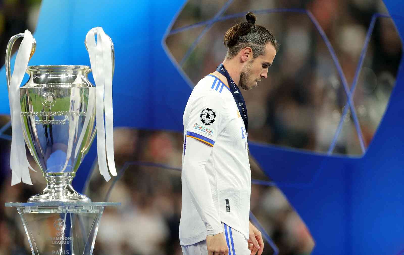 Gareth Bale, Real Madrid’den ayrıldı Galli futbolcu Gareth Bale, Real Madrid’den ayrıldığını açıkladı. İspanyol ekibi Real Madrid’de forma giyen ve sözleşmesi biten Galli futbolcu ...