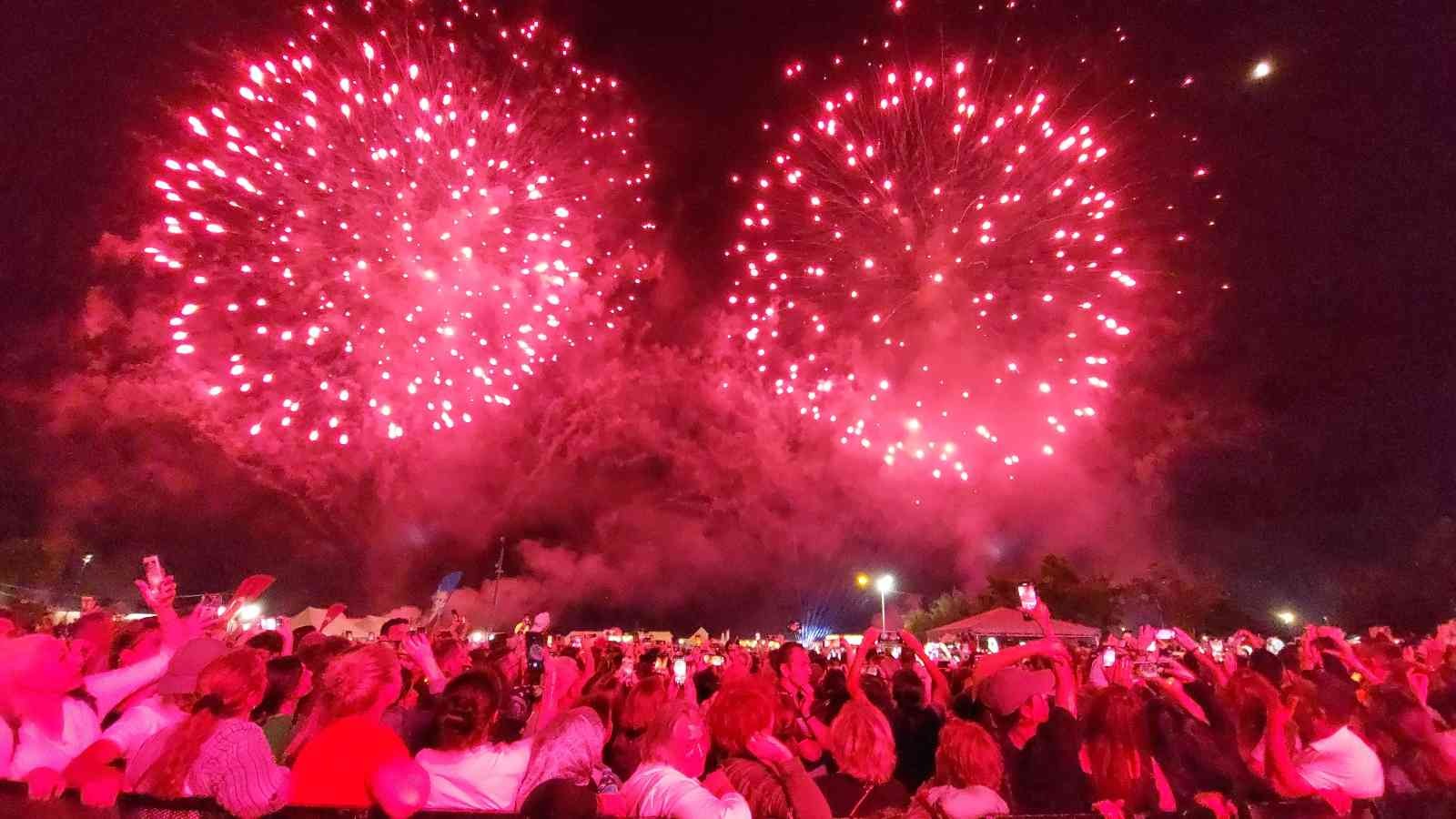 Havai fişek ve lazer ışık gösterisi geceyi gündüze çevirdi Tekirdağ’ın Süleymanpaşa ilçesinde 56’ncı Uluslararası Kiraz Festivalinde gece saatlerinde düzenlenen havai fişek ve lazer ışık gösterisi Çin’in ...